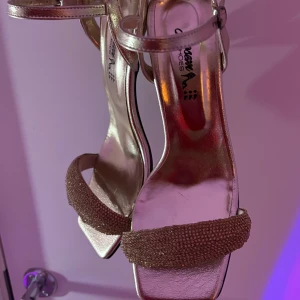 Guld klackar  - Storlek 40 (passar 39 och även 41 perfekt), säljer eftersom jag använder inte de alls, aldrig använda. Köparen står för frakten. 