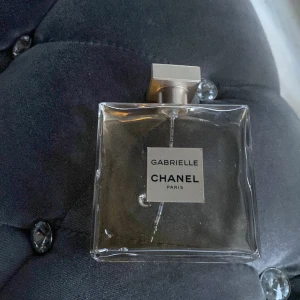 Parfym Chanel  - Har anvents luktar gott har haft den i 2mån.  Lukten stannar hela dagen (: