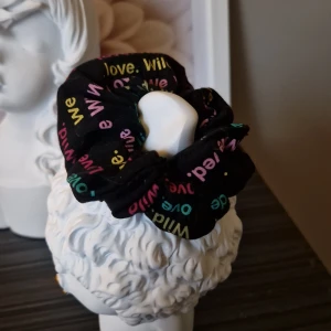 Marcus & Martinus scrunchie  - Officiell marcus & martinus merch.  Svart schrunchie med texten "Wild love" 