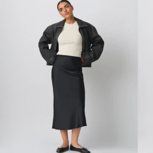 Satin midi skirt - Bra skick, endast använd ett par fåtal gånger. 