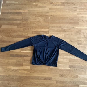 Tränings tröja soc knyte där fram - Använd 1 gång mycket bra skick