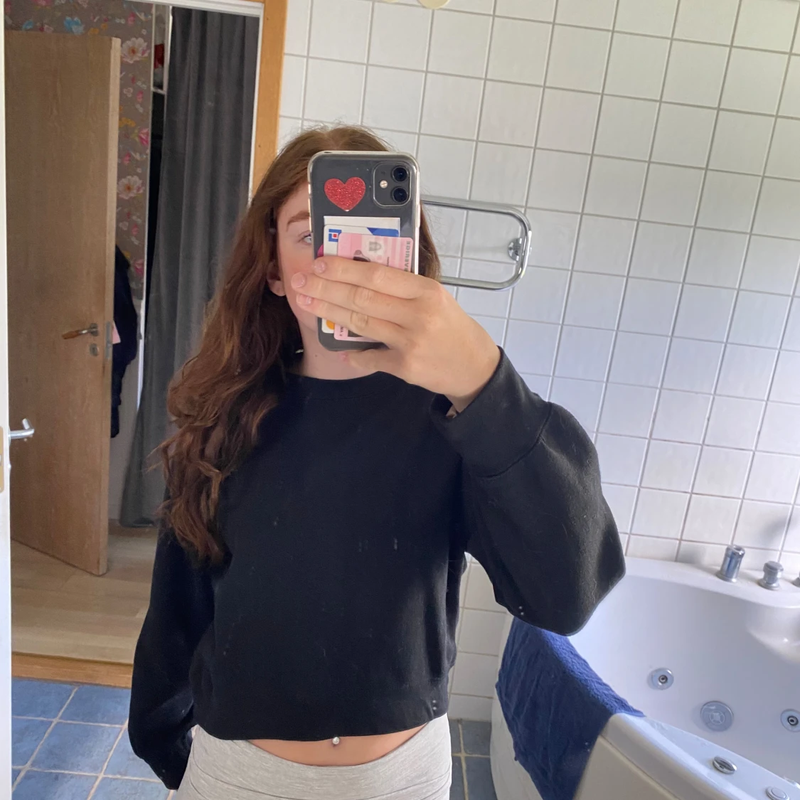 Svart croppad tröja