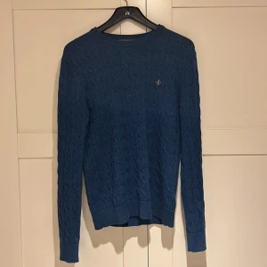 Morris stickad tröja  - Säljer denna Morris stickade tröja som jag tyvärr växt ur, använd men väldigt fint skick och inget tecken på användning. Extra tråd till tröjan tillkommer. Pris kan diskuteras. 