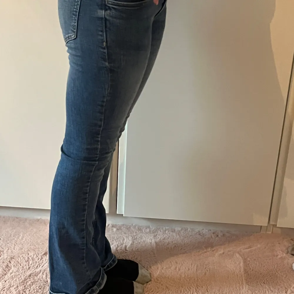 Säljer för att de e för små på mig men passar storlek 170-Xs💕 Är low waist och  blå❤️ Nypris: 250kr. Jeans & Byxor.