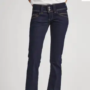 Nu säljer jag mina superfina Low waist jeans ifrån Pepe i strl 25/32, dem är ursnygga bara att jag har massa andra jeans då dem legat i garderob, skicka vid köp 🥰🍂 fina till en höstoutfit, Trendiga osv. sitter som på bild, kan även skicka! 😇