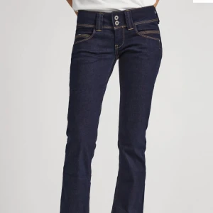 Low waist straight leg jeans - Nu säljer jag mina superfina Low waist jeans ifrån Pepe i strl 25/32, dem är ursnygga bara att jag har massa andra jeans då dem legat i garderob, skicka vid köp 🥰🍂 fina till en höstoutfit, Trendiga osv. sitter som på bild, kan även skicka! 😇
