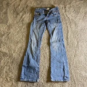 Jeans  - Storlek: 146 Jätte fina jeans har använt några gånger men väldigt bra skick!