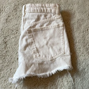 Jeans shorts - Vita jeans shorts från Zara. Dom är midrise. Strl xs-s. 