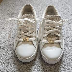 Michael Kors KEATON LACE UP  Storlek 36 Nypris: 1600 kr (Dottern växt ur dem) 