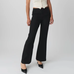 Kostymbyxor  - Kostymbyxor från Gina tricot i storlek 36 som bara är använda nån gång! Skriv för egna bilder🥰 nypris 459