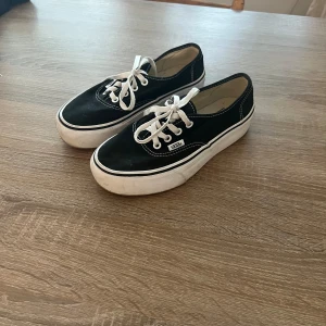 Svarta retro-Vans! - Gott skick! Sparsamt använda.