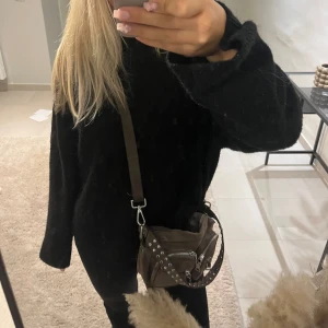 Grå väska från noella  - Ny pris 799, grå, bra skick, använd fåtal gånger, går att justera bandet på väskan till olika längder 