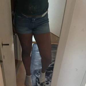 Denim shorts - perfekta lätttvättade blåjeans för sommaren från hm superbekvämt material då det inte sitter tajt runt låren. De passar även storlek36