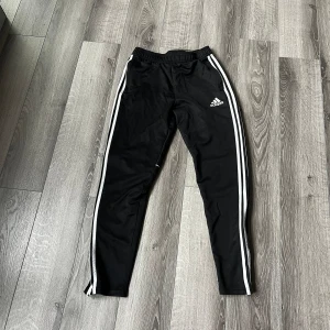 Adidas byxor  - Adidas byxor i nyskick. 