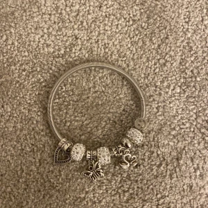 Silver armband💗 - Pris diskuteras. Två jätte fina silver armband i nytt skick, jag är tyvärr guld tjej så det är anledningen till att jag säljer den💗💗