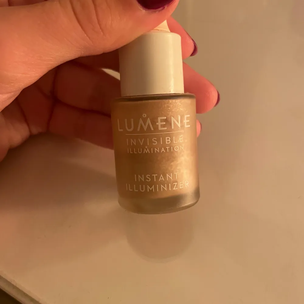 Liquid highlighter från Lumene som inte kommer till användning. Det är 50% kvar av produkten alltså 7,5ml kvar. Färgen golden hour, nypris 400💕.. Skönhet.