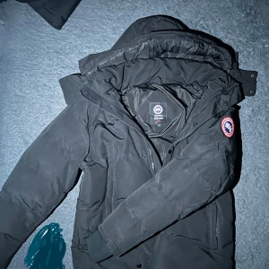 Canada goose wyndham - en canada goose jacka wyndham svart som har QR kod som ni kan skanna och den tar er direkt till Canada goose hemsidan. den har inga skador eller fläckar den ser helt ny ut. Finns i Göteborg. Kan frakta men ni står inför frakt priset