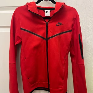 Nike Tech - Säljer denna fina Nike koftan. Super bra i skick 9/10. Liten smuts fläck vid Nike märket men annars i nyskick. 