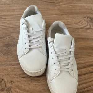 Skor storlek 37 - Från din sko använd fåtal gånger. Syns dem är använda men inget fel på dem.