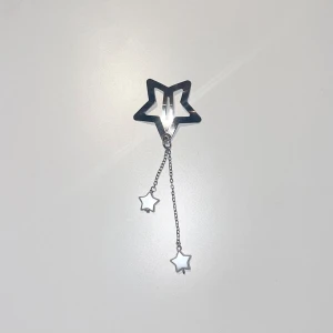 Gulligt stärn hårspänne - Handgjort hårspänne med två kedjor som händer ner med vita stjärnor på slutet.