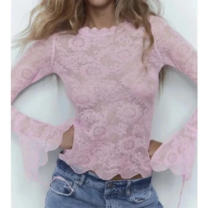 Rosa spets topp från zara - Super snygg spets topp från zara som ändast är använd ett fåtal gånger💕 den är liten i storlek så mer s än M✨ hör av dig om du har frågor