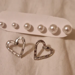 Örhängen - Silver hjärt örhängen och pärl örhängen som e jätte sötta