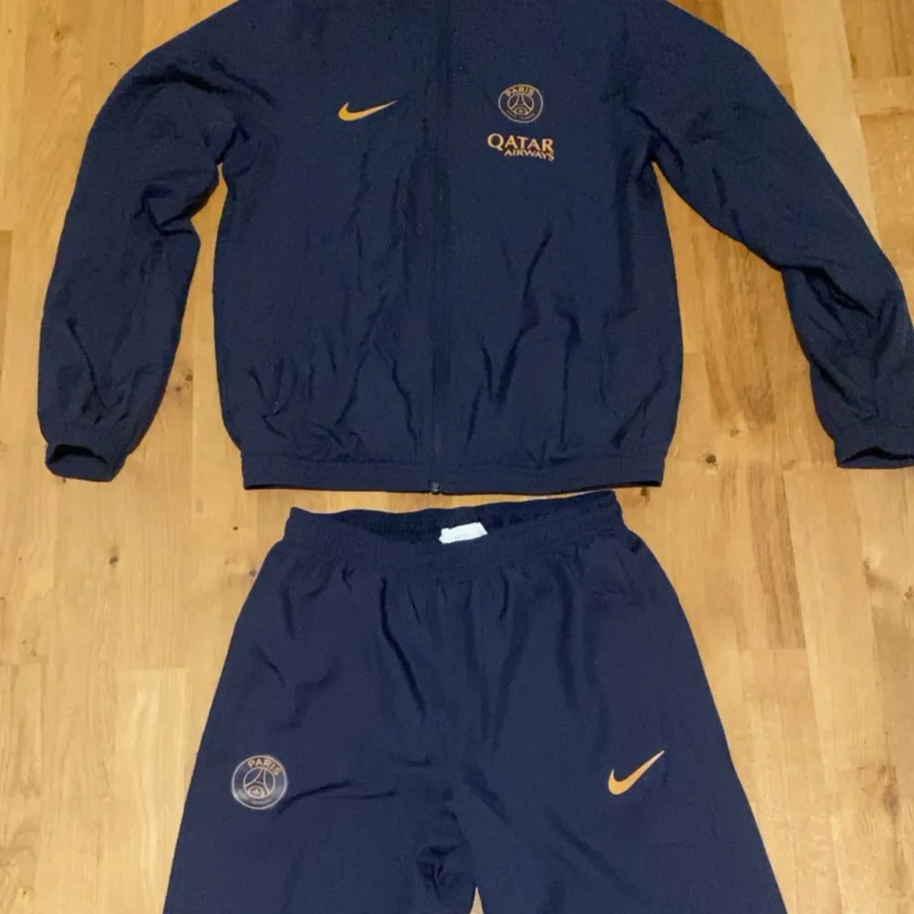 Säljer mitt PSG tracksuit set, köpt från JD för 1800kr, bästa möjliga skick och knappast använd, pris kan diskuteras😌✨. Jackor.