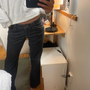 Lågmidjade mörka jeans - bra skick! långa