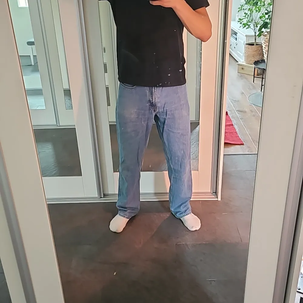 Blåa Vailent relaxed jeans i storlek M Är i väldigt bra skick med lite slitage vid slutet av vänstra benet!. Jeans & Byxor.