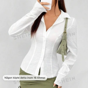 Topp/skjorta - Stilig skjorta säljes, väldigt fin passform och skönt material! 