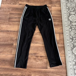 Adidas trackpants träningsbyxor - Adidas trackpants träningsbyxor i storlek M. Superfint skick, sparsamt använda.
