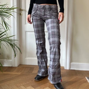 Rutiga cargopants i grå/lila färg - Otroliga cargopants från EDC i storlek 36. Passar en stor S / liten M beroende på hur man önskar passform! 