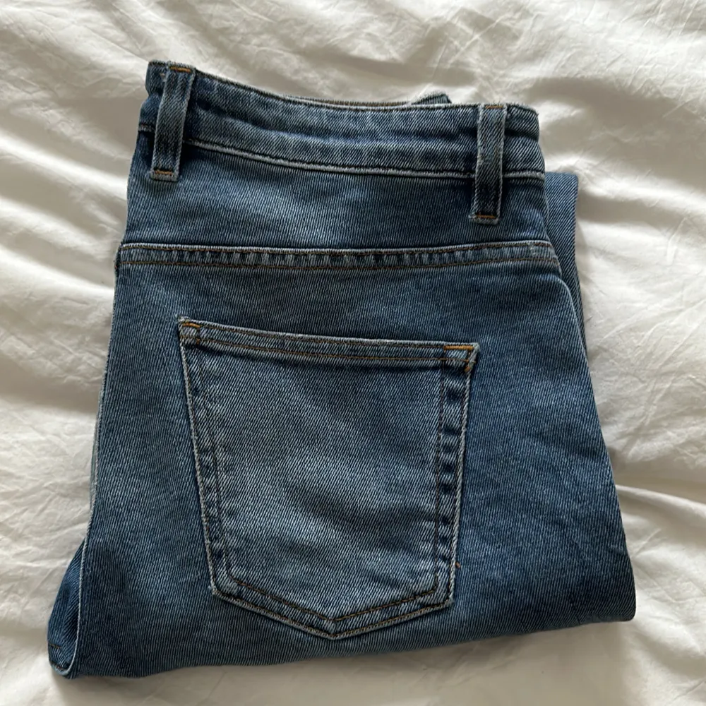 Snygga Filippa K byxor i fint skick! Står Size M och funkar på mig som är 36!. Jeans & Byxor.