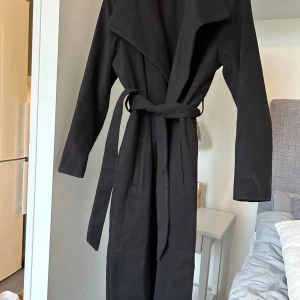 Svarta kappa - Lång svart kappa från vila i storlek 38. 