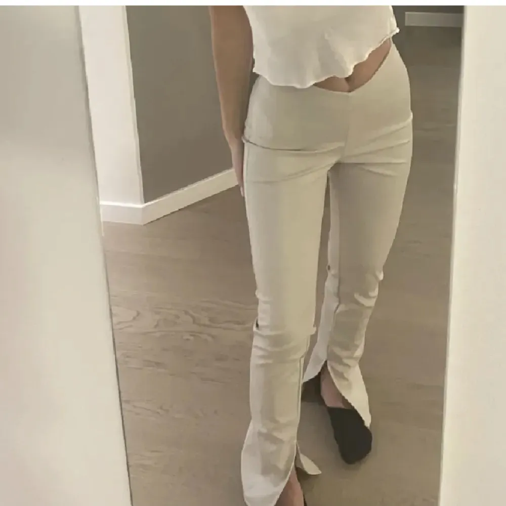 Beige Skinnbyxor med slits  i storlek 36 ifrån H&M. Byxorna är som nya då de ej kommit till användning. Nypris 499🥰💗✨. Jeans & Byxor.