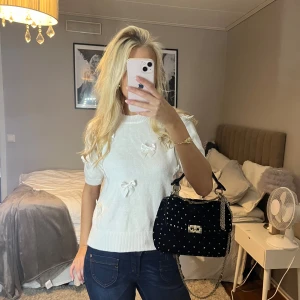 Tröja - Söt stickad tshirt med rosetter💕 Aldrig använd!