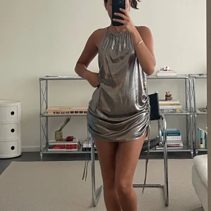 Metallic klänning / topp - Metallic klänning / topp från Zara i storlek xs med justerbara band. Använd en gång så i princip helt ny.