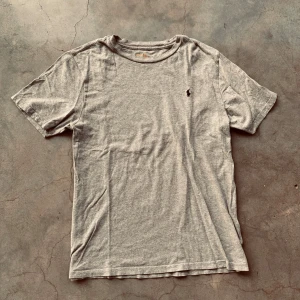 Ralph lauren t-shirt  - En chill polo t shirt i bra skick🤩🤩 T shirten är i storlek XS! 🤑🤩 Den kostar 700kr nypris men jag säljer den för 180kr!💸💸 vid minsta fundering skriv till mig!!!!✌️🎉✌️Skriv till mig om du vill ha fler bilder eller om du vill ha ett bättre pris🤑🤑💸💸