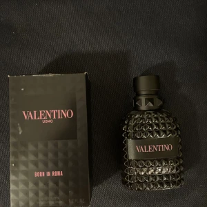 Valentino parfym - Den är ungefär 90% full av 50 ml och köpt på kicks för 900 kr.