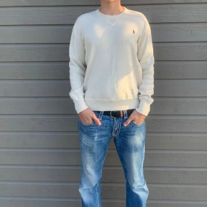 Polo Ralph Lauren Sweatshirt - Hej! Säljer en Polo Ralph Lauren Sweatshirt i otroligt bra skick. Tröjan har storlek S men har större passform, ungefär som M. Nypris på den är cirka 1 000kr. Priset kan diskuteras vid snabb affär. Passar både dam och herr.
