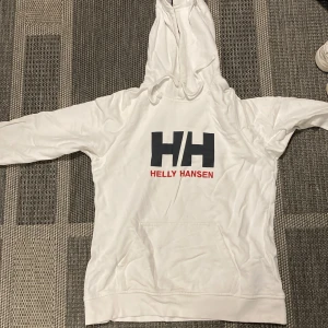 Hoddie - En vit helly hansen hoddie som var skön när jag väl använde den. Storlek M 
