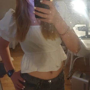 En vit kort  - Hej jag säljer en kort tröja från bikbok, vet inte vad den kostade från början.