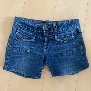 Lågmidjade jeansshorts  - Lågmidjade jeansshorts med coola fickor. Storlek M men liten is Torkel, snarar S. Stretchiga!!