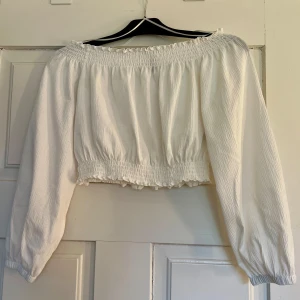 Off-shoulder blus  - Fint skick, sparsamt använd.