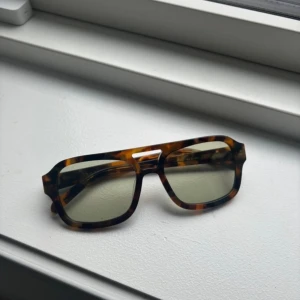 VEHLA solglasögon - Säljer mina VEHLA solglasögon som knappt är använda 🤎 Nypris 2650kr och säljer för 1200!