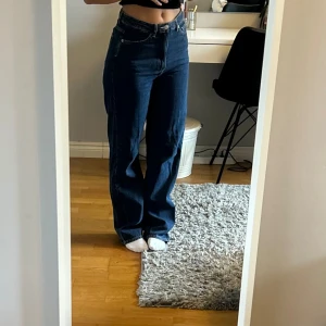 Carin Wester jeans - Ett par mörkblåa jeans från Carin Wester i en rak modell med mellanhög midja.