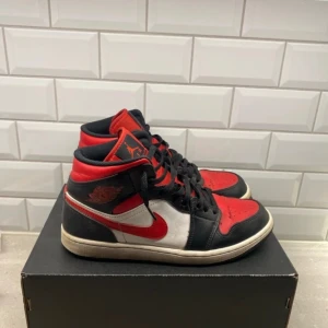Air jordan 1 mid fire red - Bra skick, använda en höst. Box mendkommer. 