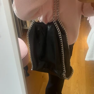 Tiamo väska - Jättefin tiamo väska som knappt är använd! Kontakta mig om du är intresserad 💕💕Nypris 600kr