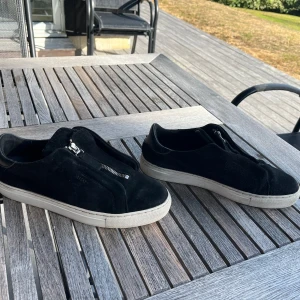 ARIGATO S41 - ARIGATO STORLEK 4. Fint skick 3/5. Skinn-/mockasko, handgjord Portugal. Säljes för 800:-