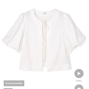 Blus med knytning  - Säljer då den endast används 2 gånger❤️